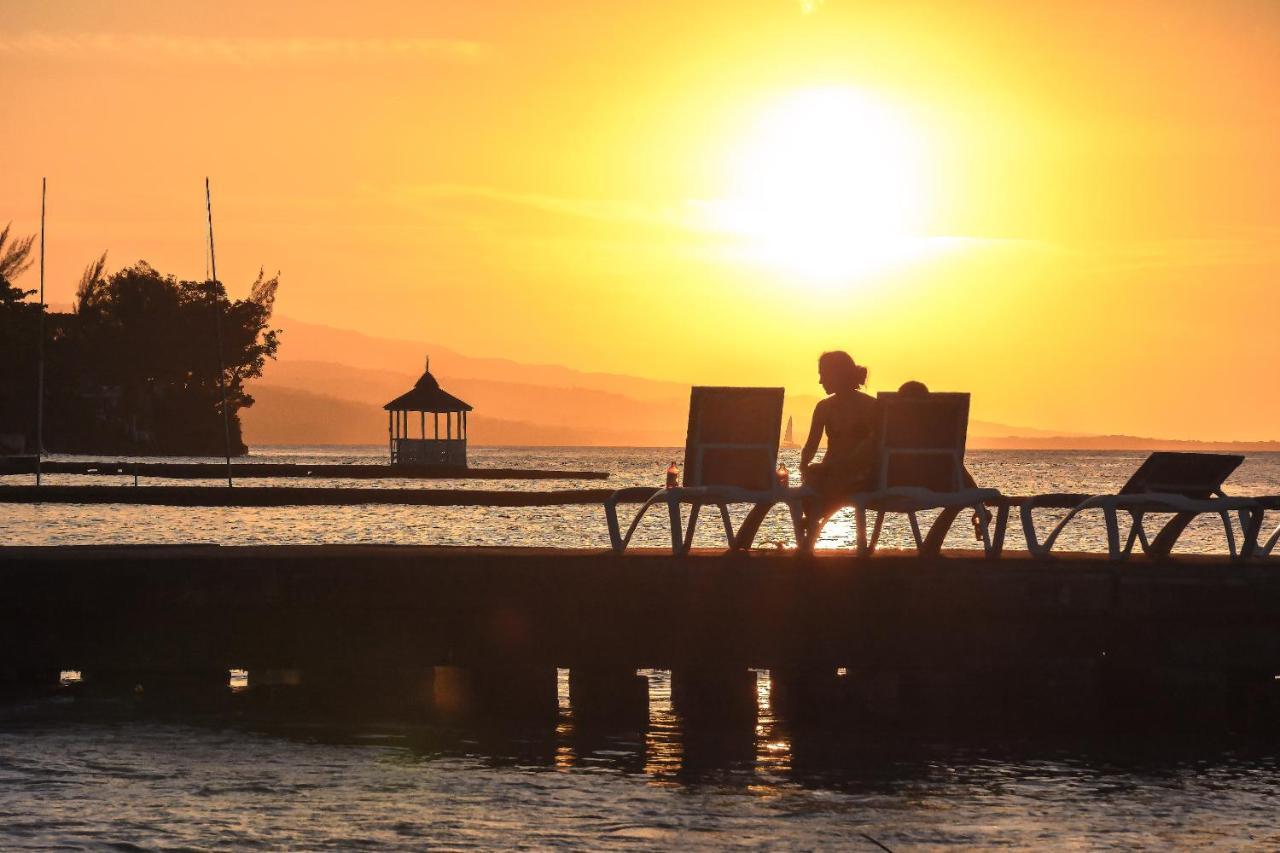 Beach Front Hotel Ocho Rios Bagian luar foto